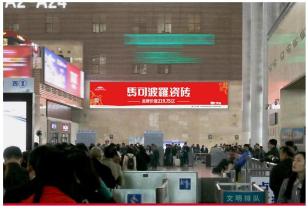 长沙南高铁站进站安检口墙面灯箱广告