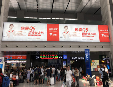 重庆北站出发层候车大厅检票口上方墙面灯箱广告