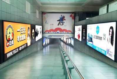上海站西通道南出口灯箱广告