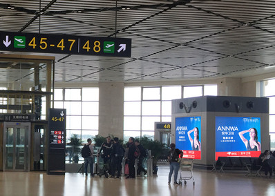 哈尔滨机场T2二层候机区三面包柱灯箱广告