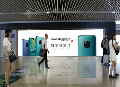 南京机场到达层夹层靠近扶梯处落地灯箱广告
