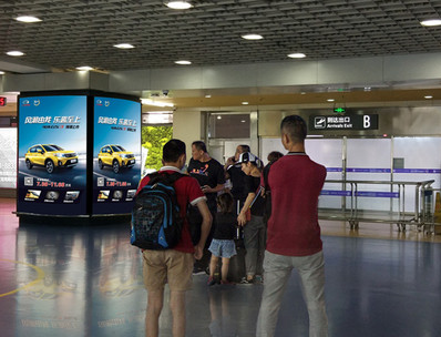 三亚凤凰机场到达层行李提取厅A、B出口四面包柱灯箱广告