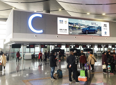 太原机场T2航站楼国际值机岛上方墙面灯箱广告