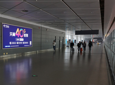 西安机场T3到达夹层通廊北侧墙面灯箱广告