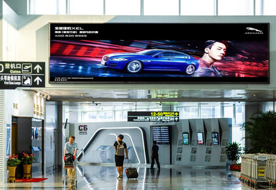 长沙机场T1航站楼出发主通道横梁墙面灯箱广告