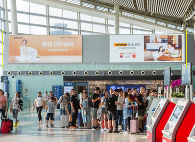 长沙机场T2航站楼出发大厅乐翔贵宾顶墙面灯箱广告