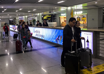 长沙机场T1航站楼到达层到达迎客厅栏杆扶梯灯箱广告