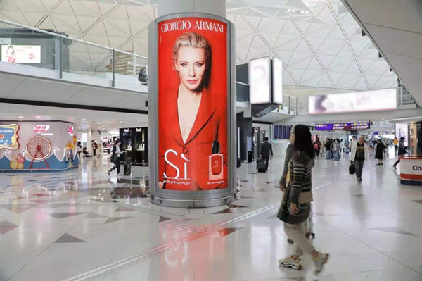 美妆机场广告