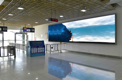 三亚机场T1一层出发候机区右侧远机位候机厅灯箱广告