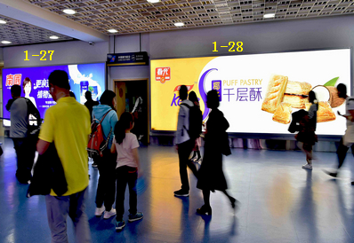 三亚机场T1一层行李厅中间水族馆右侧灯箱广告
