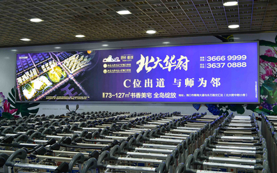 三亚机场T1一层行李厅最右侧墙面灯箱广告