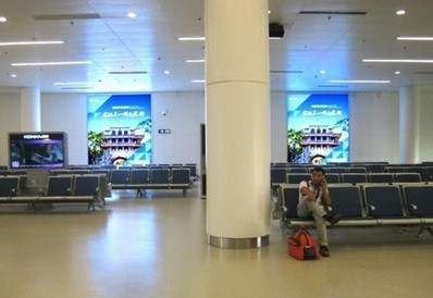 南宁机场国内远机位候机厅墙面灯箱广告