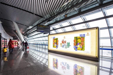 南宁机场三楼左指廊横版站立式灯箱广告