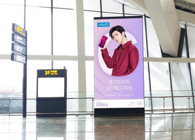 桂林机场出发大厅落地式图腾灯箱广告