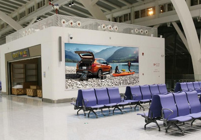 桂林机场候机区登机口墙面灯箱广告
