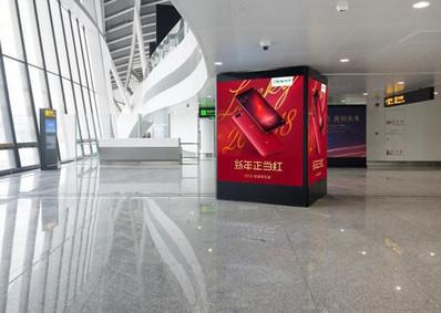 桂林机场国内到达汇聚处包柱灯箱广告