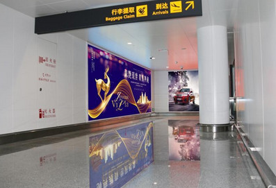 桂林机场国内到达往行李厅通道灯箱广告
