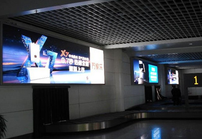 榆阳机场到达行李厅转盘上方墙面灯箱广告