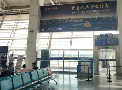 榆阳机场出发二楼候机厅登机口上方灯箱广告