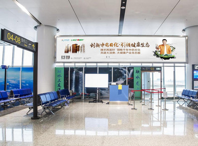 柳州机场二楼国内候机区悬挂灯箱广告
