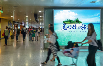 北京首都机场T2国内出发东西通廊连接通道灯箱广告案例图