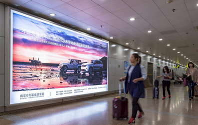 北京首都机场T2国内行李厅墙面紧邻出口灯箱广告案例图
