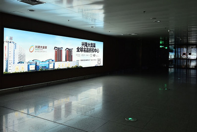沈阳机场远机位到达通廊灯箱广告