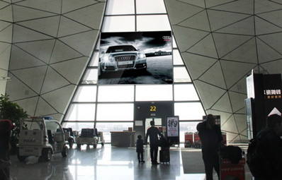 沈阳机场国内候机登机口上方动感灯箱广告
