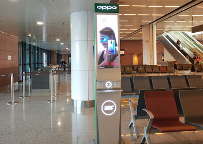 沈阳机场国内国际出发候机区充电桩广告