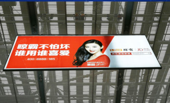 深圳高铁站吊旗广告有哪些优势?