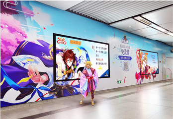 深圳地铁墙贴广告靠什么吸引乘客的目光?
