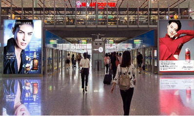 北京首都机场T3出发站台立式灯箱广告案例图