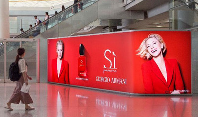 北京首都机场T3出发站台墙面灯箱广告案例图