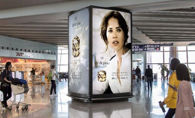 北京首都机场T3免税区包柱灯箱广告案例图