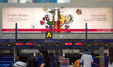 北京首都机场T2出发办票大厅品牌墙灯箱广告案例图