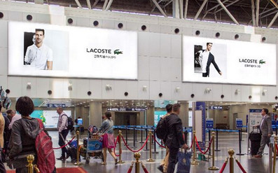 北京首都机场T2出发办票大厅高空墙体灯箱广告案例图