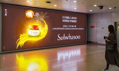 北京首都机场T2到达行李提取厅墙体灯箱广告案例图