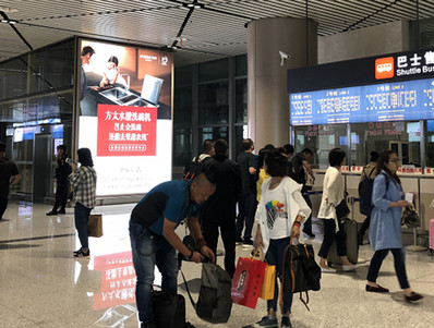 哈尔滨机场一层国内迎宾厅电梯两侧灯箱广告