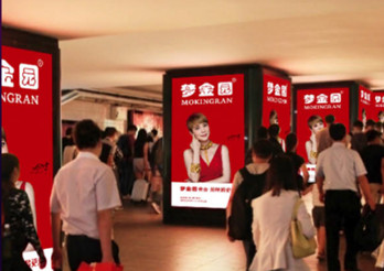 北京高铁站出站通道包柱灯箱广告有什么优势?