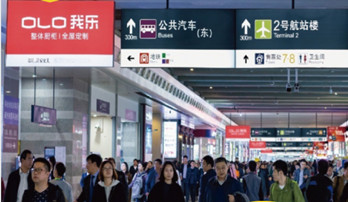 上海高铁站进出站通道吊旗广告有什么优势?