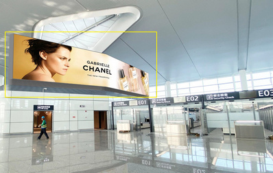 宁波机场安检通道左侧高空灯箱广告案例图