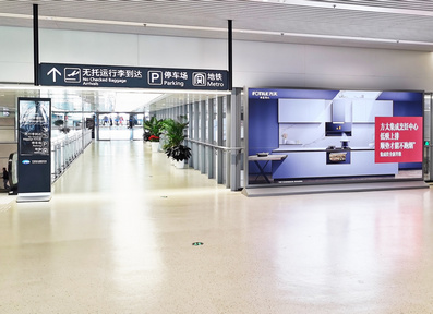 宁波机场到达通廊口立式灯箱广告案例图