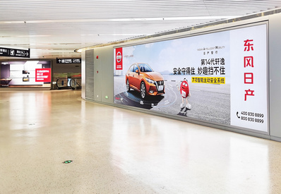 宁波机场到达通廊口墙体灯箱广告案例图