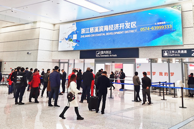 宁波机场行李厅出口外门廊上方灯箱广告案例图