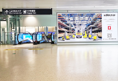 宁波机场国际到达通廊滚梯立式灯箱广告案例图