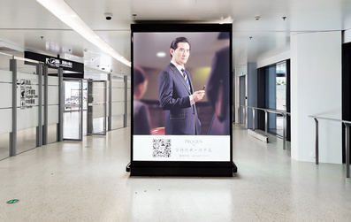 宁波机场国际到达通廊转机包柱灯箱广告案例图