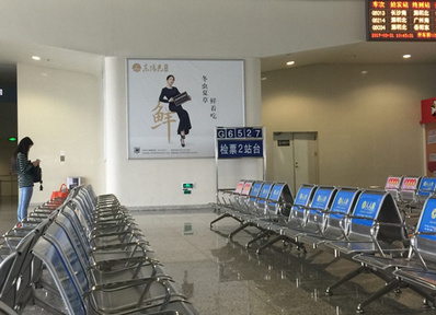 广州庆盛站F2层候车厅看牌广告