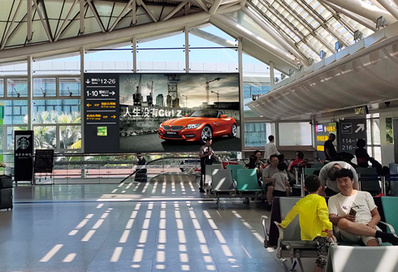 北京机场T2航站楼指示灯箱广告