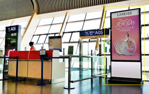 合肥新桥机场出发区机场刷屏机广告