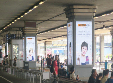北京机场到达一层车道中排包柱灯箱广告